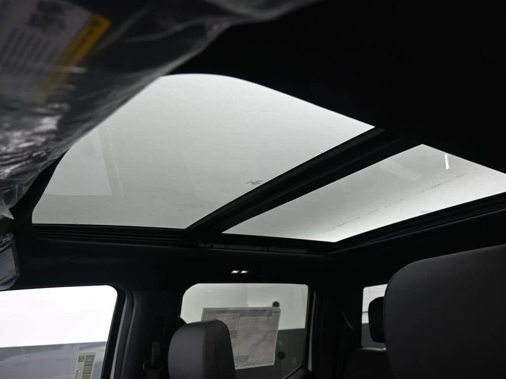 Ford F-150 LARIAT 4WD SuperCrew 5.5' Box 2025 — side view