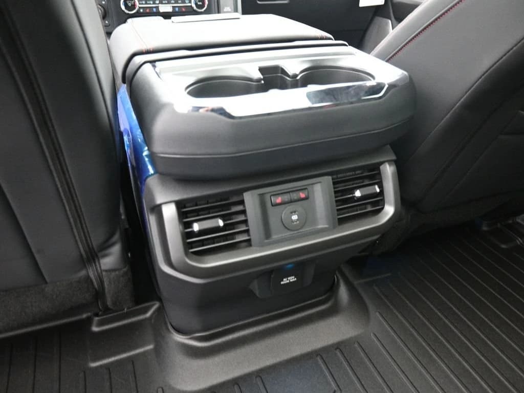Ford F-150 LARIAT 4WD SuperCrew 5.5' Box 2025 — side view