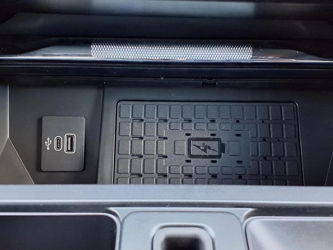 Ford F-150 Platinum 4WD SuperCrew 5.5' Box 2026 — side view