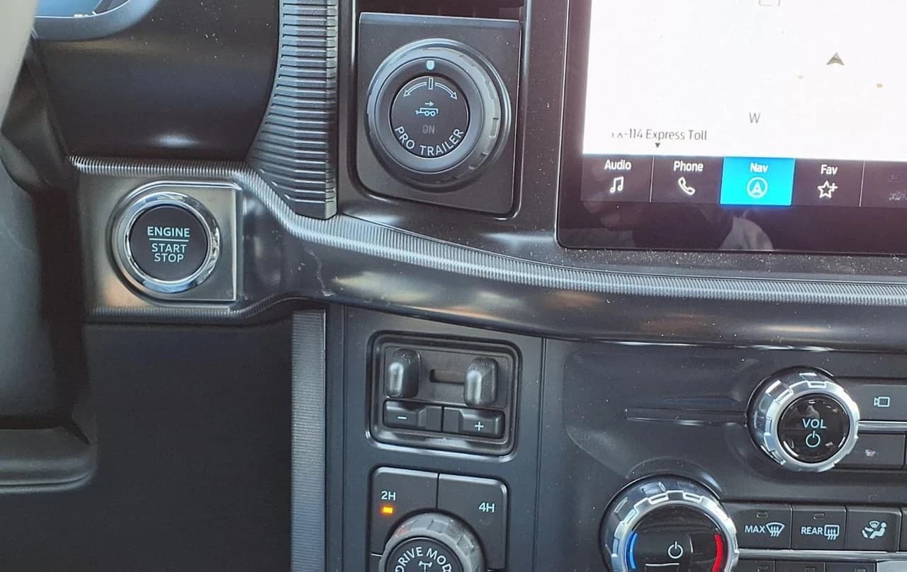 Ford F-150 Platinum 4WD SuperCrew 5.5' Box 2026 — side view