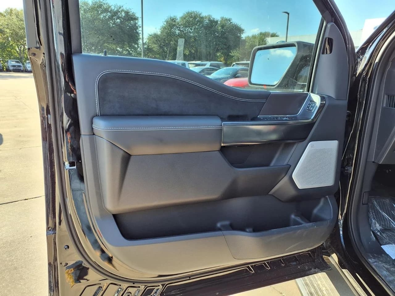 Ford F-150 Platinum 4WD SuperCrew 5.5' Box 2026 — side view