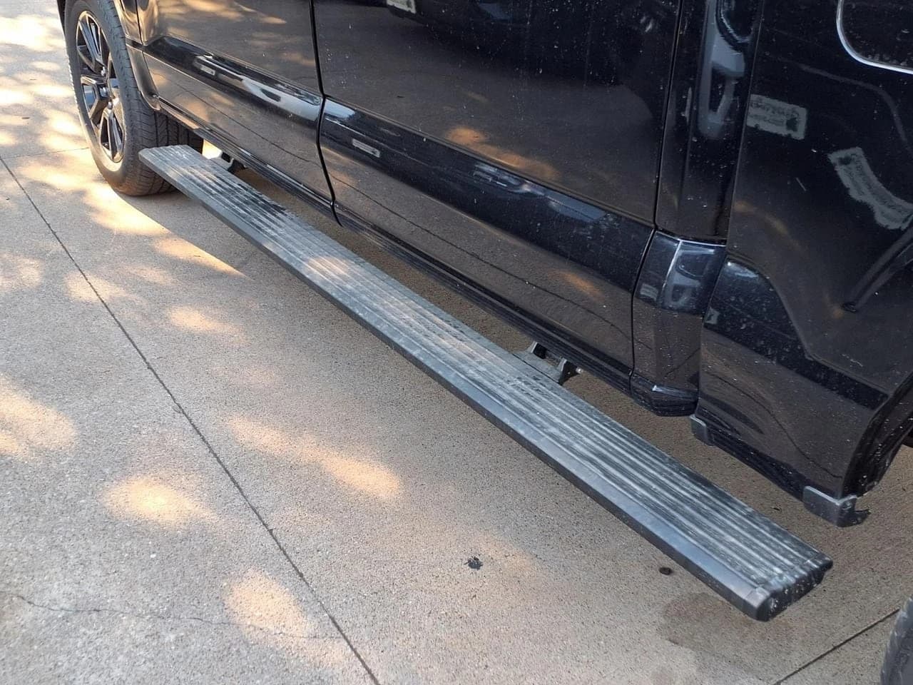 Ford F-150 Platinum 4WD SuperCrew 5.5' Box 2026 — side view
