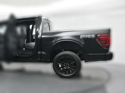 Ford F-150 Platinum 4WD SuperCrew 5.5' Box 2025 — side view