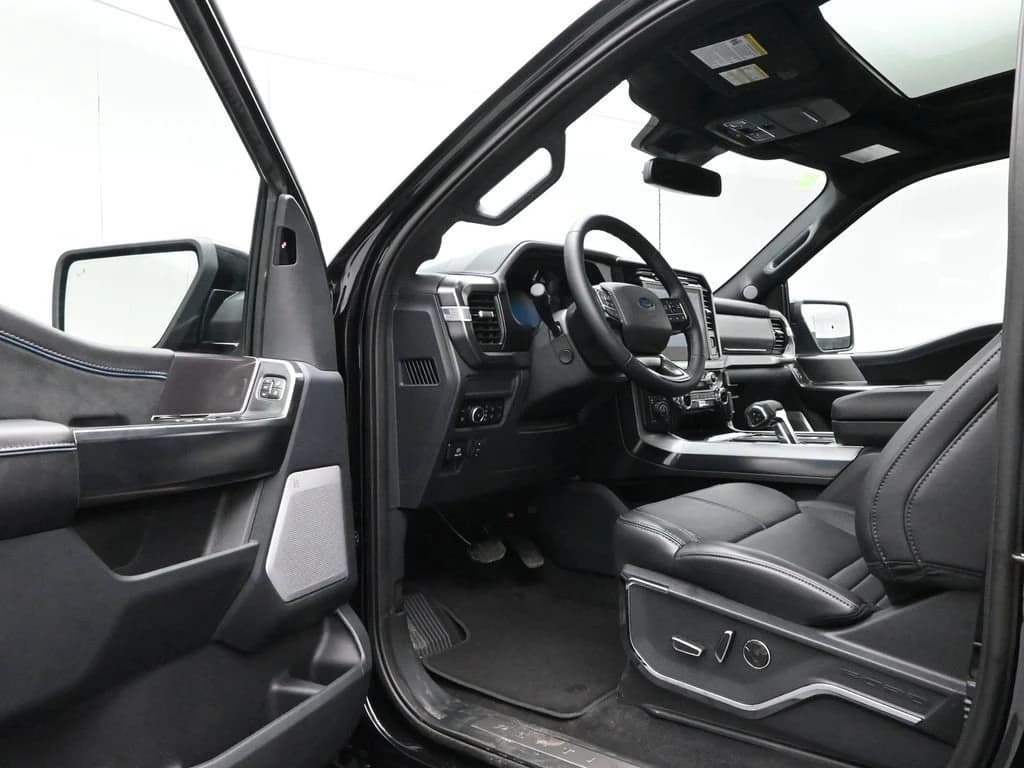 Ford F-150 Platinum 4WD SuperCrew 5.5' Box 2025 — side view