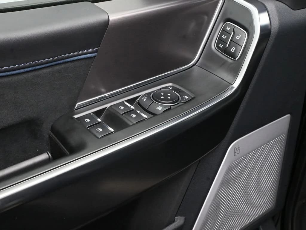 Ford F-150 Platinum 4WD SuperCrew 5.5' Box 2025 — side view