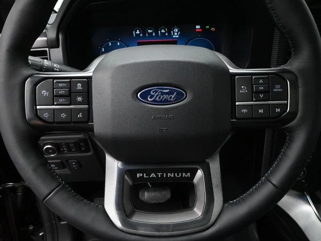 Ford F-150 Platinum 4WD SuperCrew 5.5' Box 2025 — side view