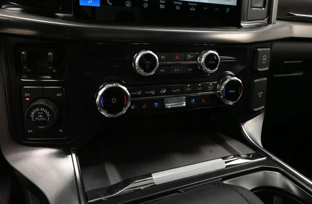 Ford F-150 Platinum 4WD SuperCrew 5.5' Box 2025 — side view