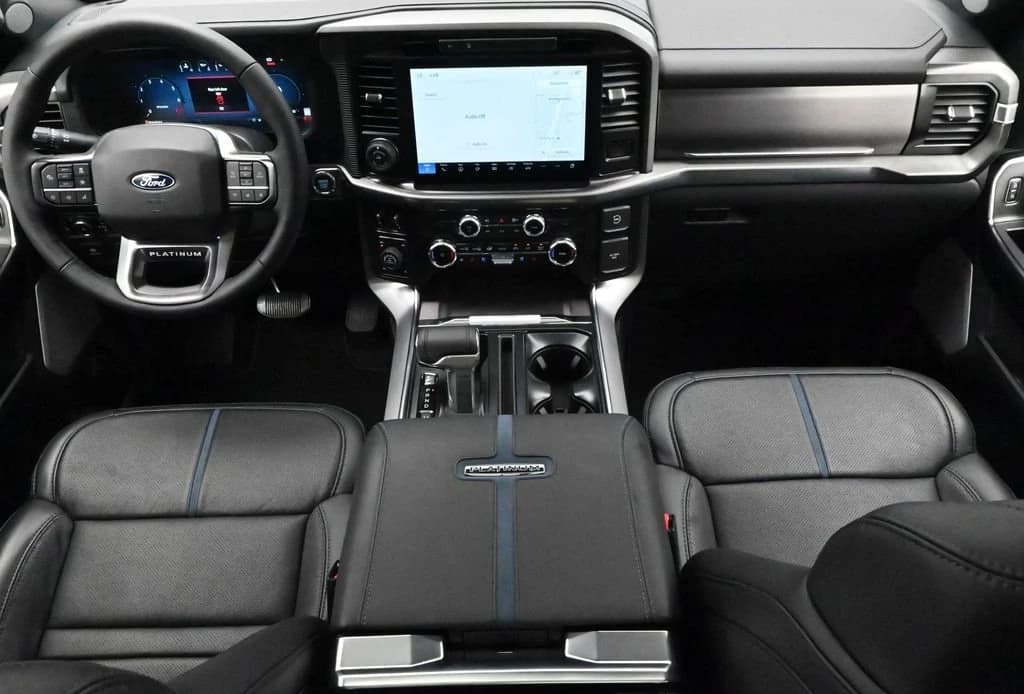 Ford F-150 Platinum 4WD SuperCrew 5.5' Box 2025 — side view