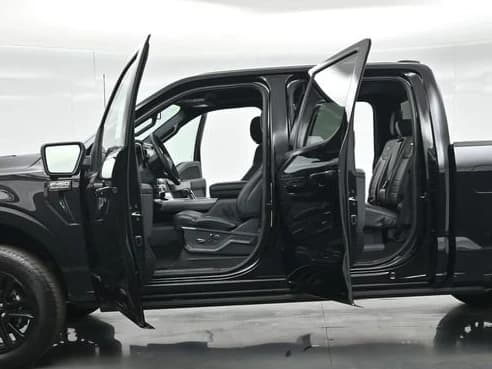 Ford F-150 Platinum 4WD SuperCrew 5.5' Box 2025 — side view