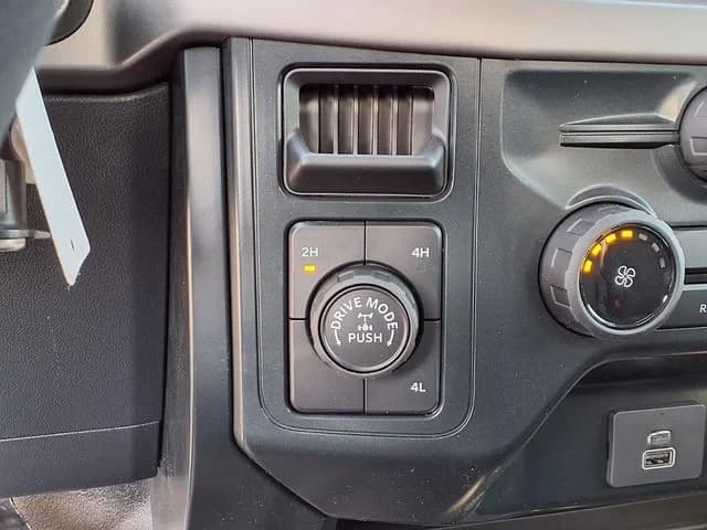 Ford F-150 XL 4WD Reg Cab 6.5' Box 2025 — side view