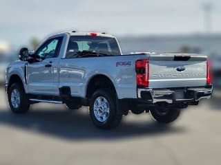 Ford Super Duty F-250 SRW XLT 4WD Reg Cab 8' Box