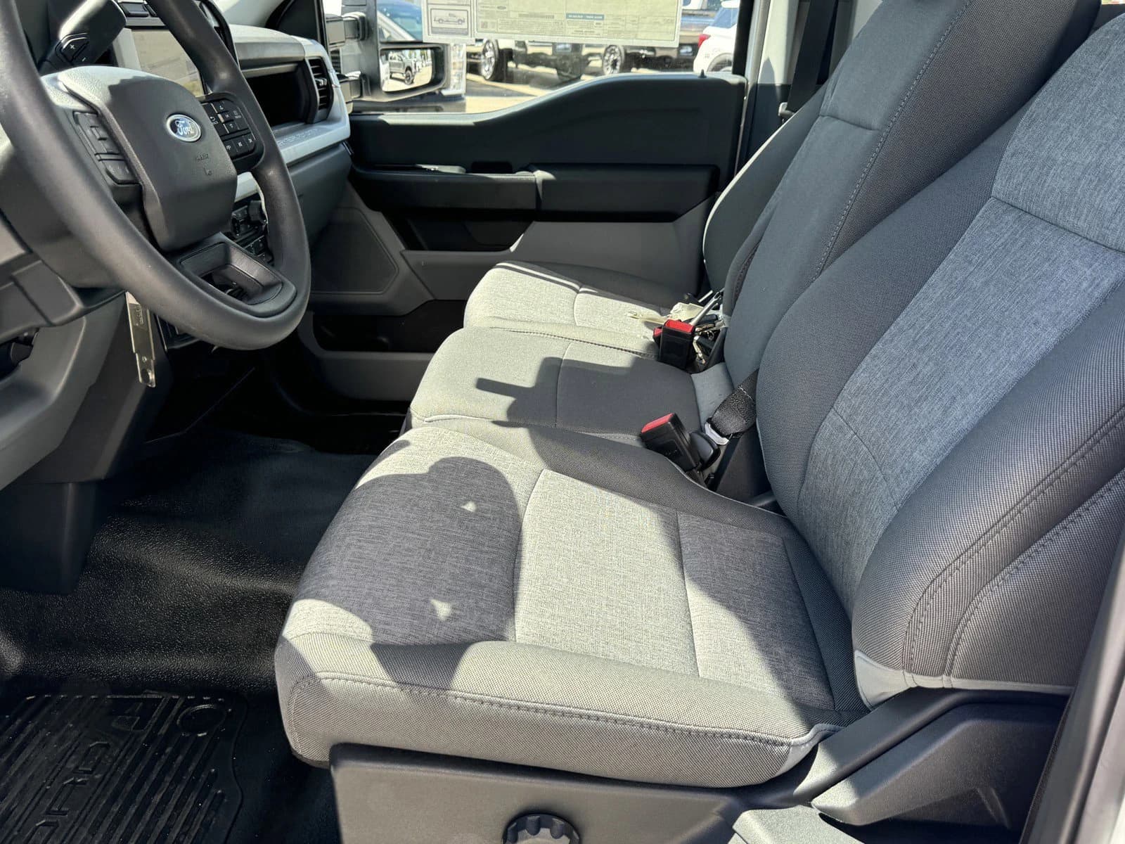 Ford Super Duty F-350 SRW XL 2WD Reg Cab 8' Box 2024 — side view
