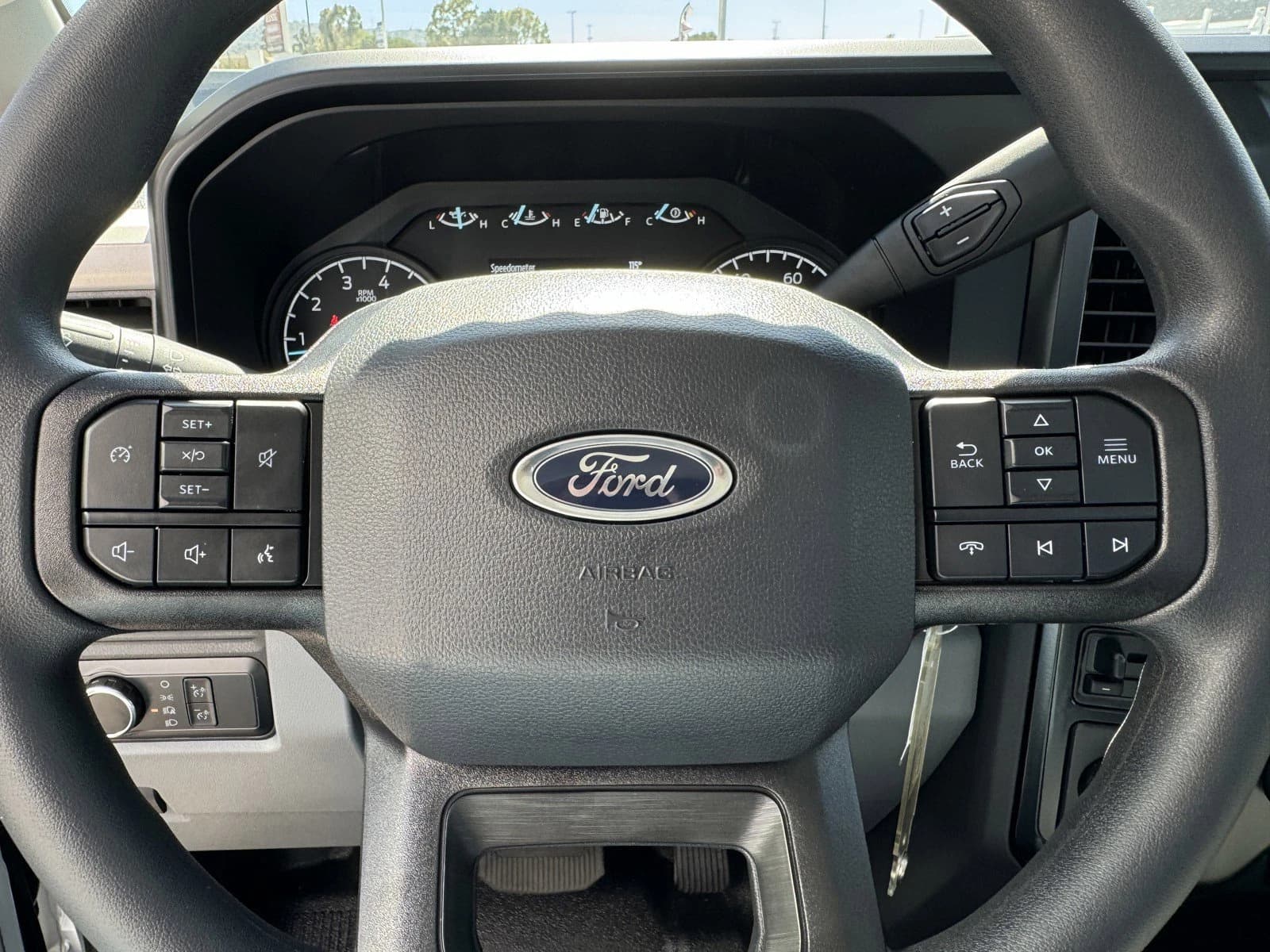 Ford Super Duty F-350 SRW XL 2WD Reg Cab 8' Box 2024 — side view