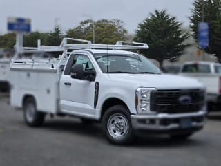 Ford Super Duty F-350 SRW XL 2WD Reg Cab 8' Box