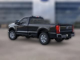 Ford Super Duty F-350 SRW XLT 4WD Reg Cab 8' Box