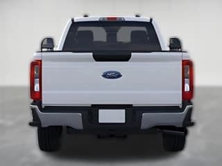 Ford Super Duty F-350 SRW XLT 4WD Reg Cab 8' Box