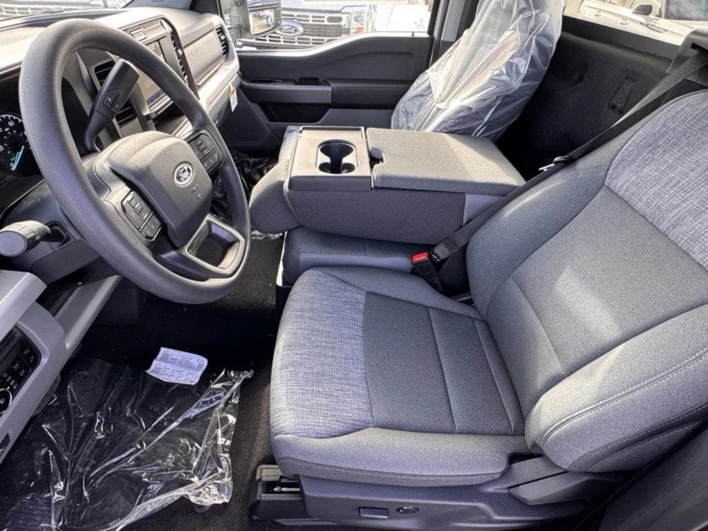 Ford Super Duty F-350 SRW XLT 4WD Reg Cab 8' Box 2025 — side view