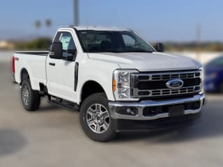 Ford Super Duty F-350 SRW XLT 4WD Reg Cab 8' Box