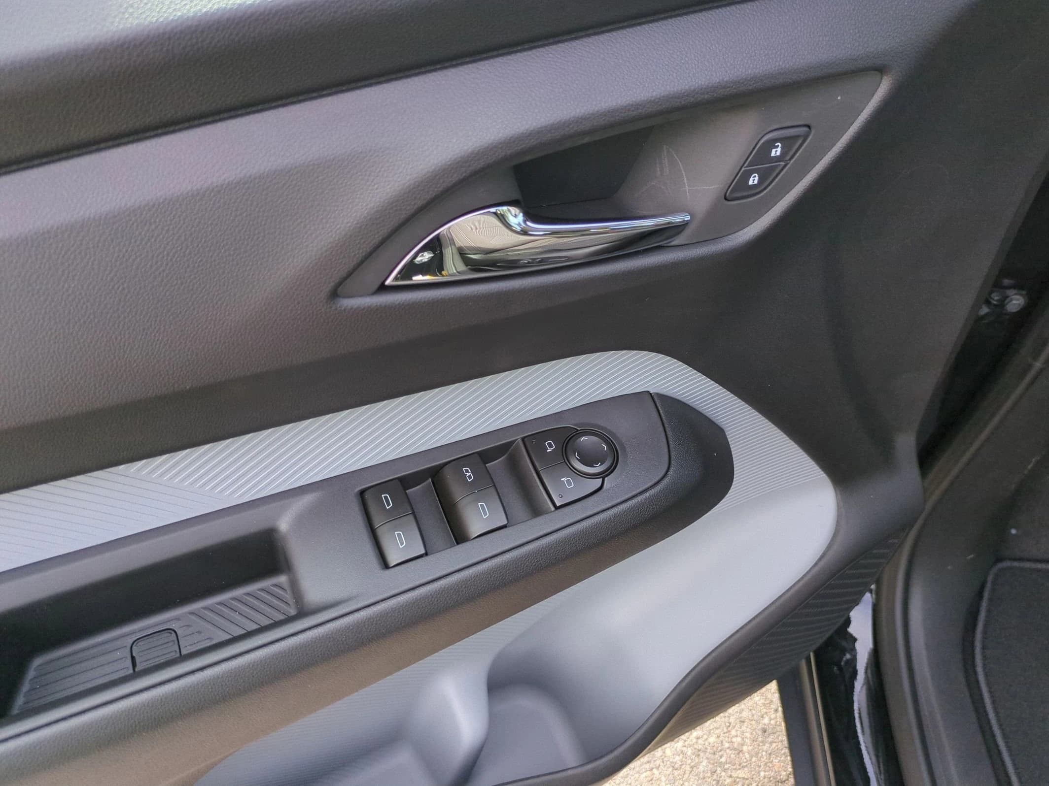 Chevrolet Bolt LT FWD 4dr 2027 — side view