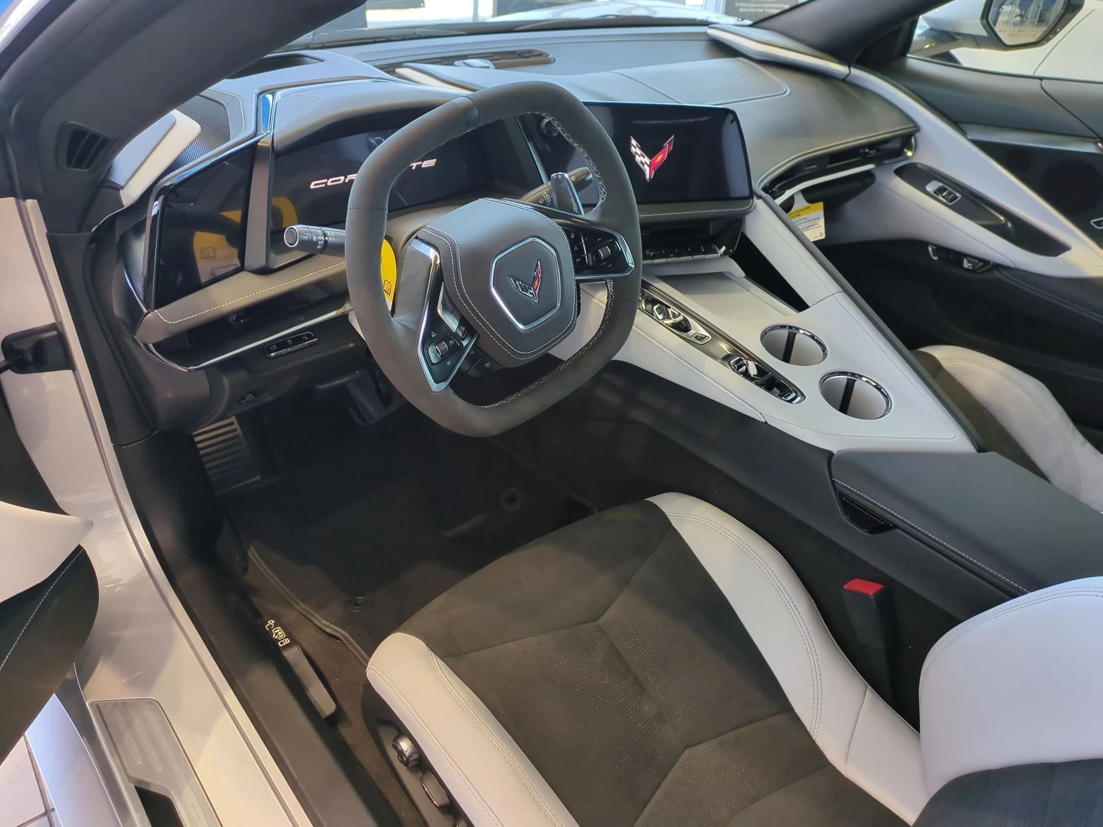 Chevrolet Corvette 2LT 2dr Stingray Cpe 2026 — side view
