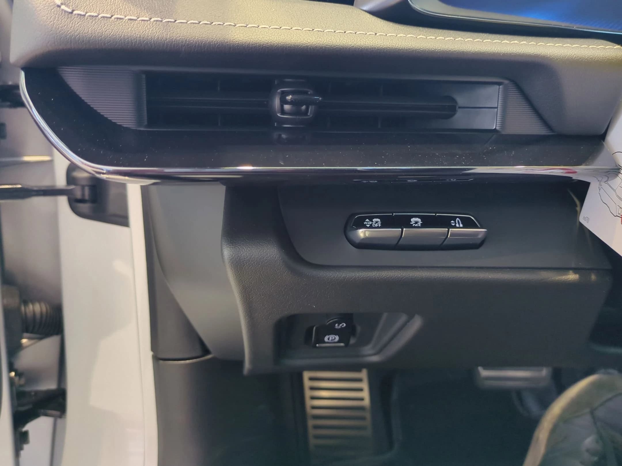 Chevrolet Corvette 2LT 2dr Stingray Cpe 2026 — side view