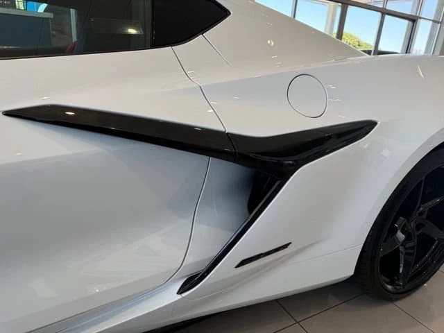 Chevrolet Corvette 3LZ 2dr E-Ray Cpe 2026 — side view
