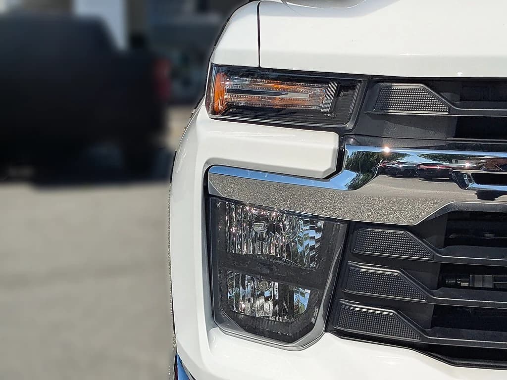 Chevrolet Silverado 2500HD LT 4WD Crew Cab 159" 2026 — side view