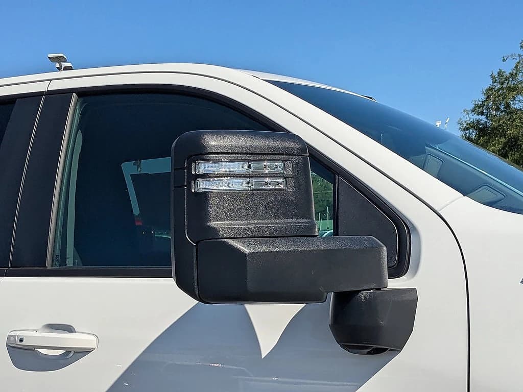 Chevrolet Silverado 2500HD LT 4WD Crew Cab 159" 2026 — side view