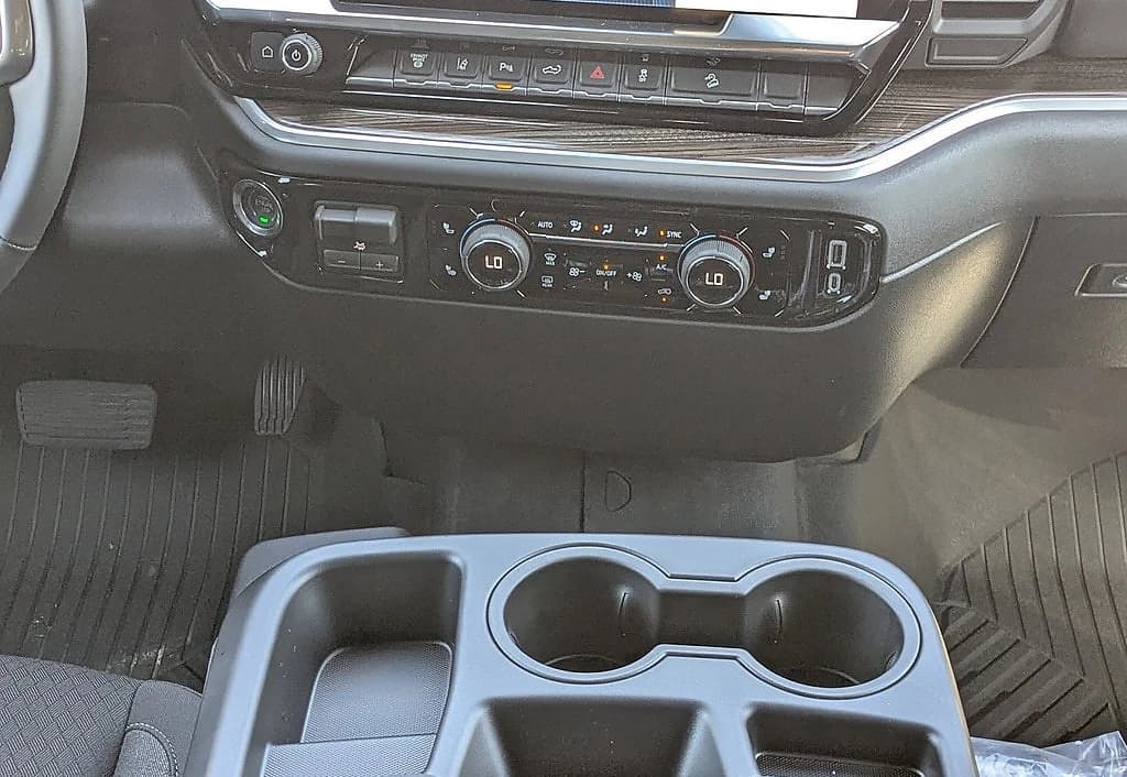 Chevrolet Silverado 2500HD LT 4WD Crew Cab 159" 2026 — side view