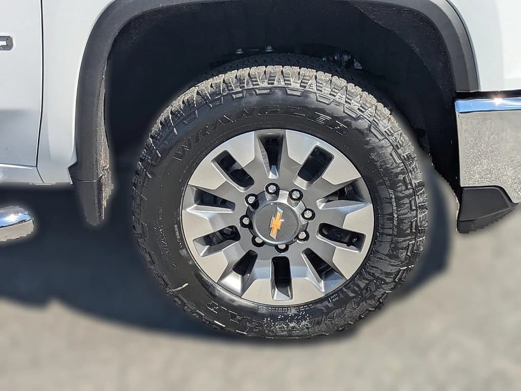 Chevrolet Silverado 2500HD LT 4WD Crew Cab 159" 2026 — side view