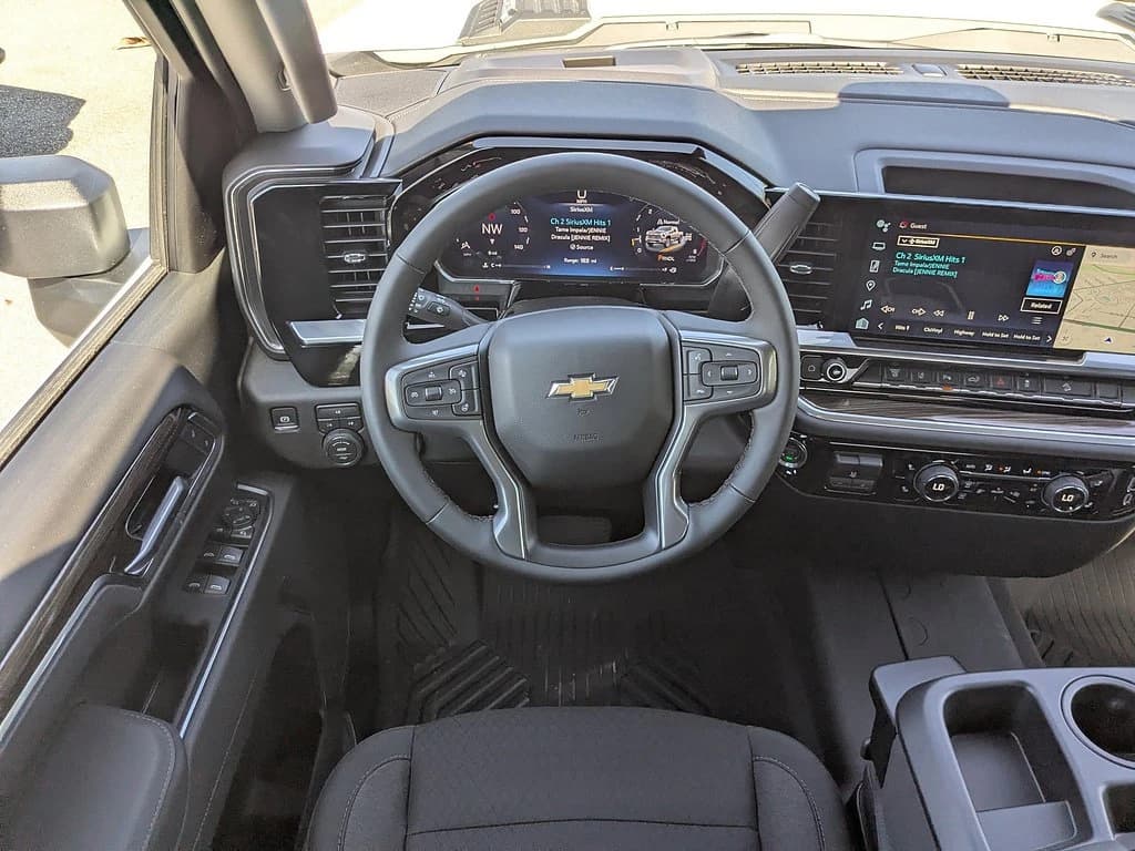 Chevrolet Silverado 2500HD LT 4WD Crew Cab 159" 2026 — side view