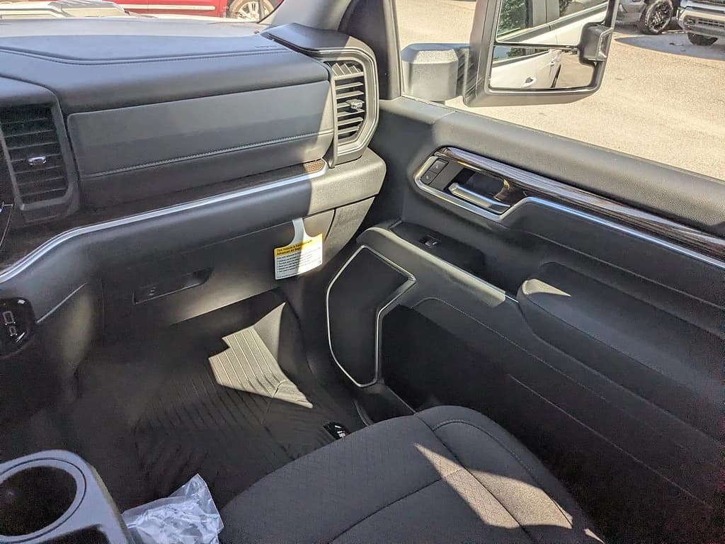 Chevrolet Silverado 2500HD LT 4WD Crew Cab 159" 2026 — side view
