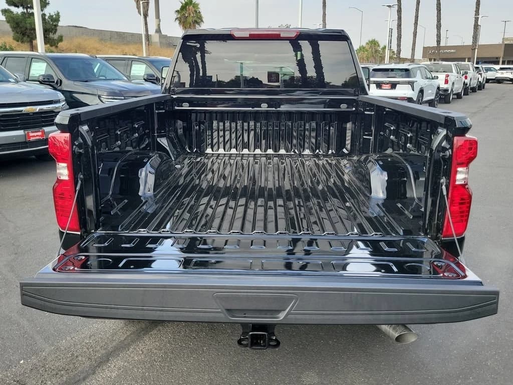 Chevrolet Silverado 2500HD Custom 4WD Crew Cab 159" 2026 — side view