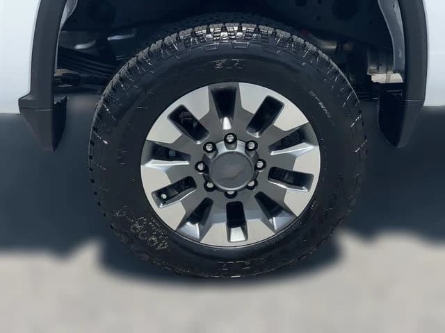 Chevrolet Silverado 2500HD Custom 4WD Crew Cab 159" 2026 — side view