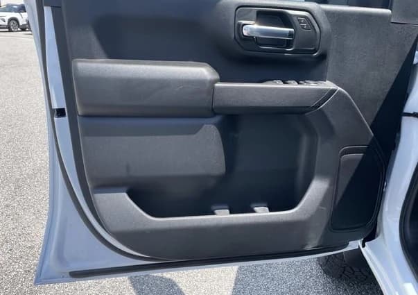 Chevrolet Silverado 2500HD Custom 4WD Crew Cab 159" 2026 — side view