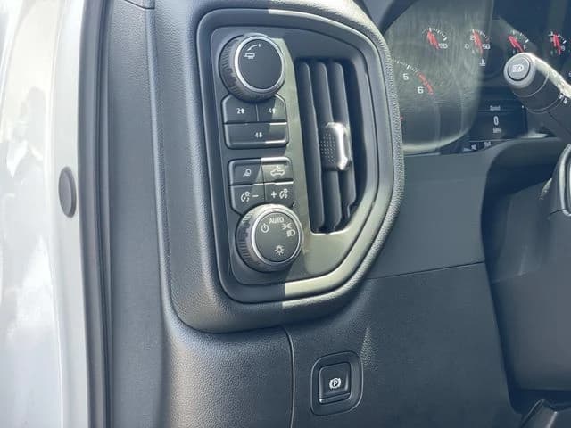 Chevrolet Silverado 2500HD Custom 4WD Crew Cab 159" 2026 — side view
