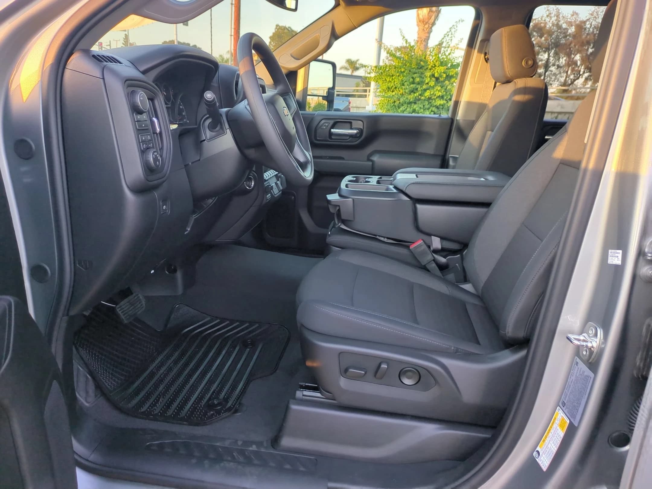 Chevrolet Silverado 2500HD Custom 4WD Crew Cab 159" 2026 — side view