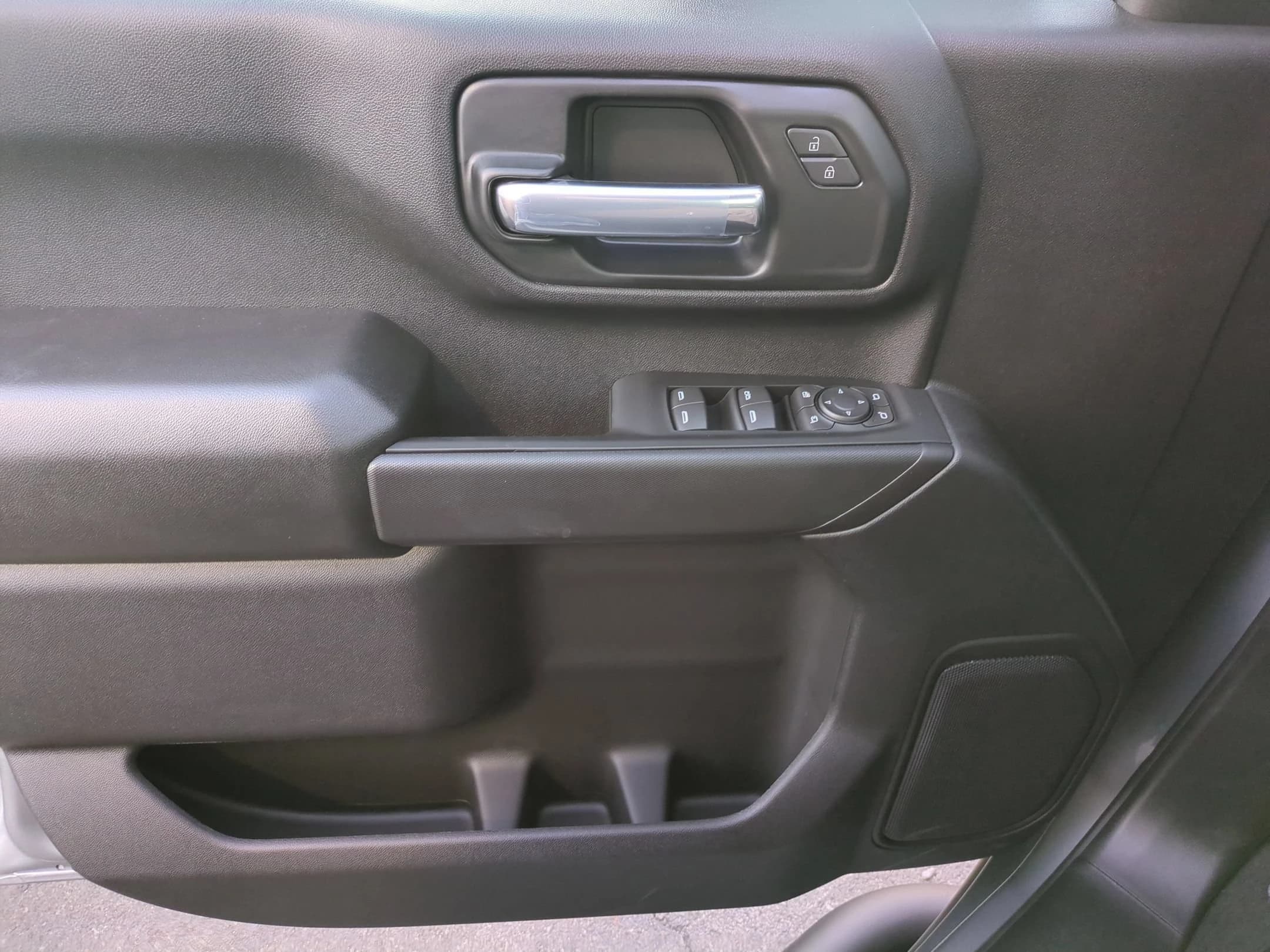 Chevrolet Silverado 2500HD Custom 4WD Crew Cab 159" 2026 — side view