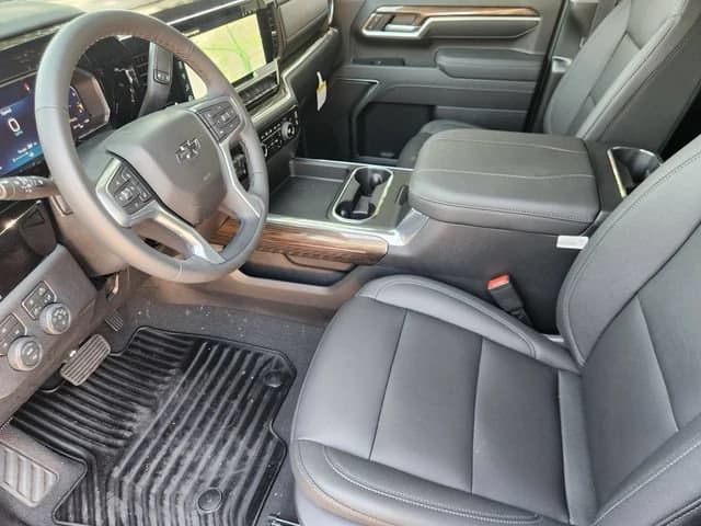 Chevrolet Silverado 2500HD LT 4WD Crew Cab 159" 2026 — side view