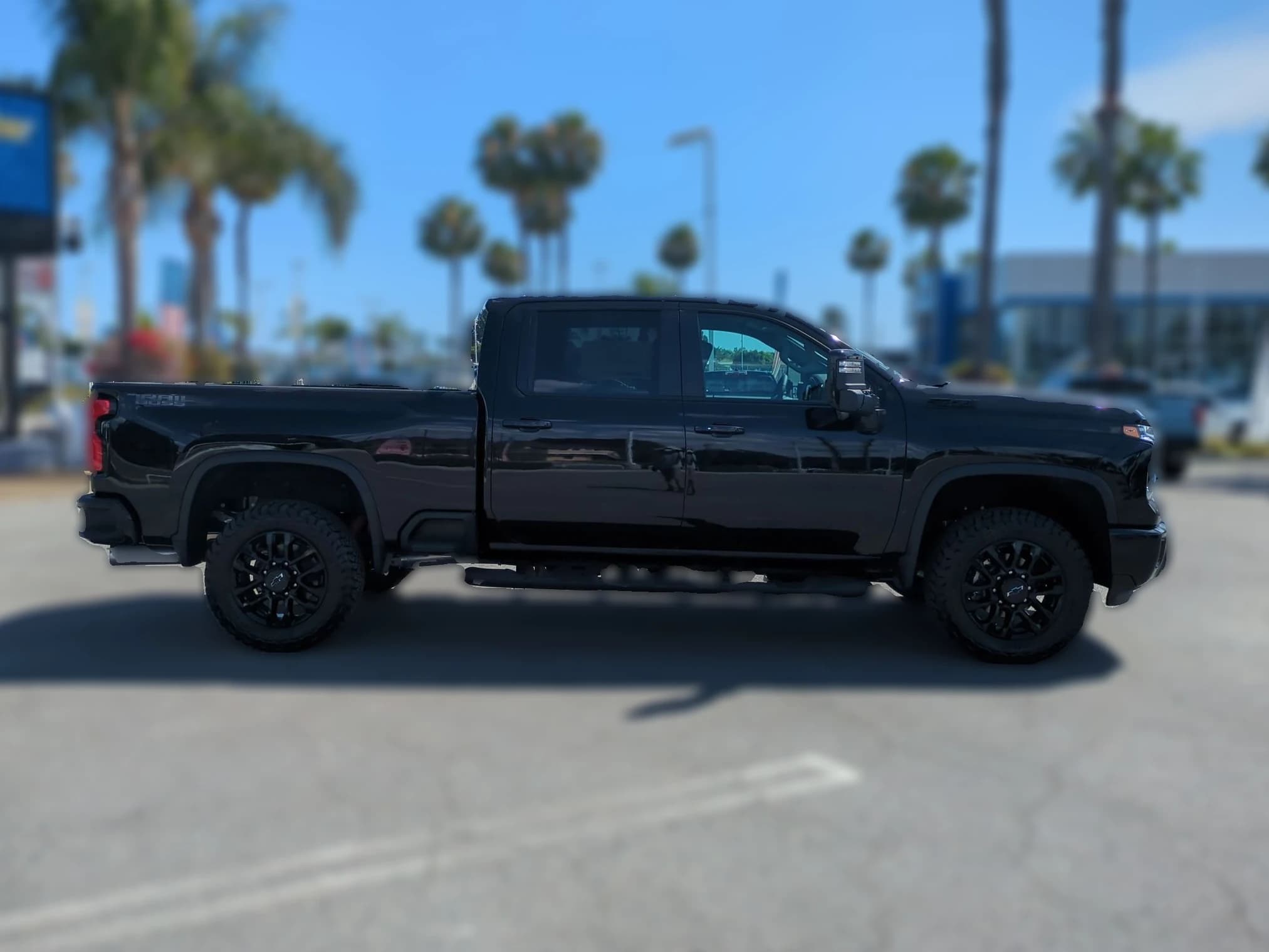 Chevrolet Silverado 2500HD LT 4WD Crew Cab 159" 2026 — side view