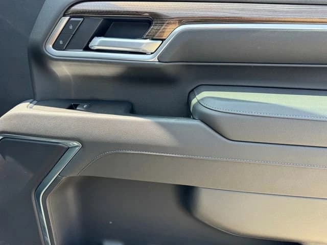 Chevrolet Silverado 2500HD LT 4WD Crew Cab 159" 2026 — side view