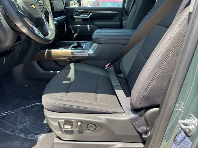 Chevrolet Silverado 2500HD LT 4WD Crew Cab 159" 2026 — side view
