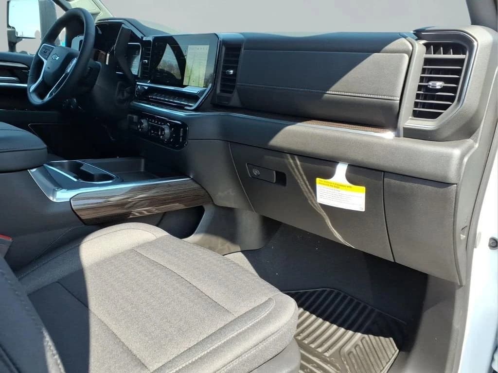 Chevrolet Silverado 2500HD LT 4WD Crew Cab 159" 2026 — side view