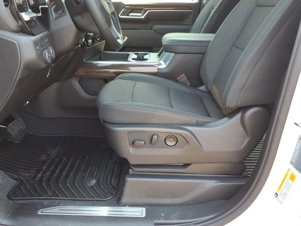 Chevrolet Silverado 2500HD LT 4WD Crew Cab 159" 2026 — side view