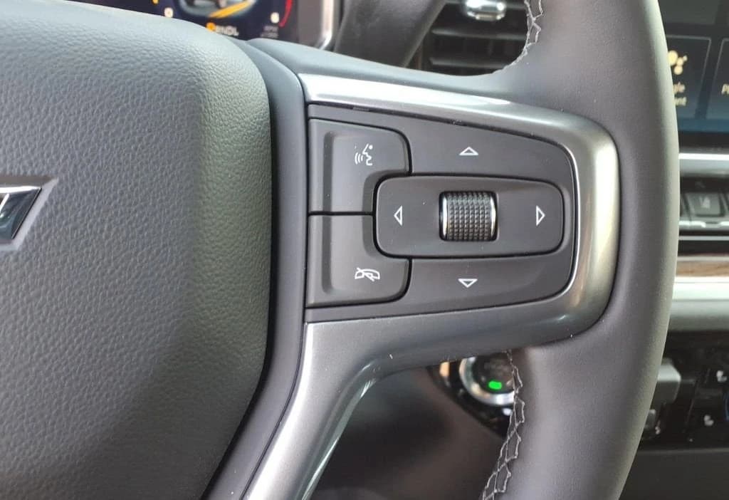 Chevrolet Silverado 2500HD LT 4WD Crew Cab 159" 2026 — side view