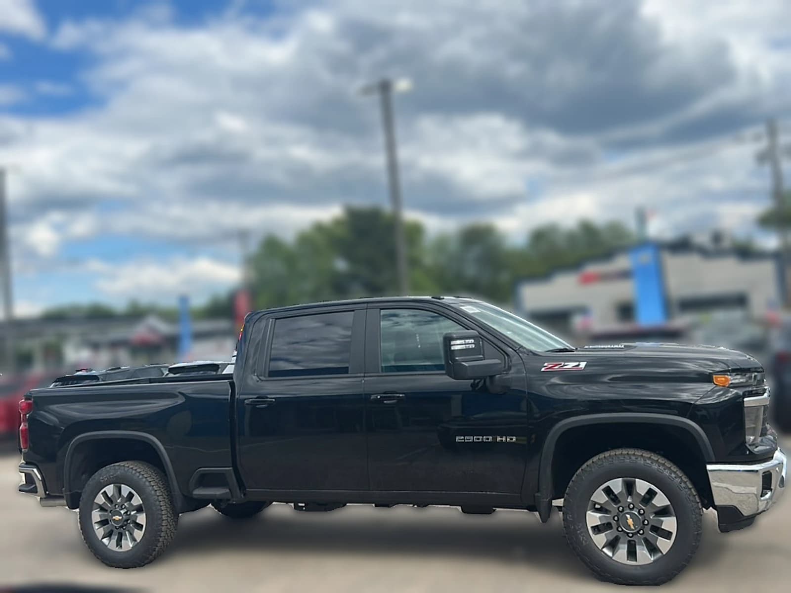 Chevrolet Silverado 2500HD LT 4WD Crew Cab 159" 2026 — side view