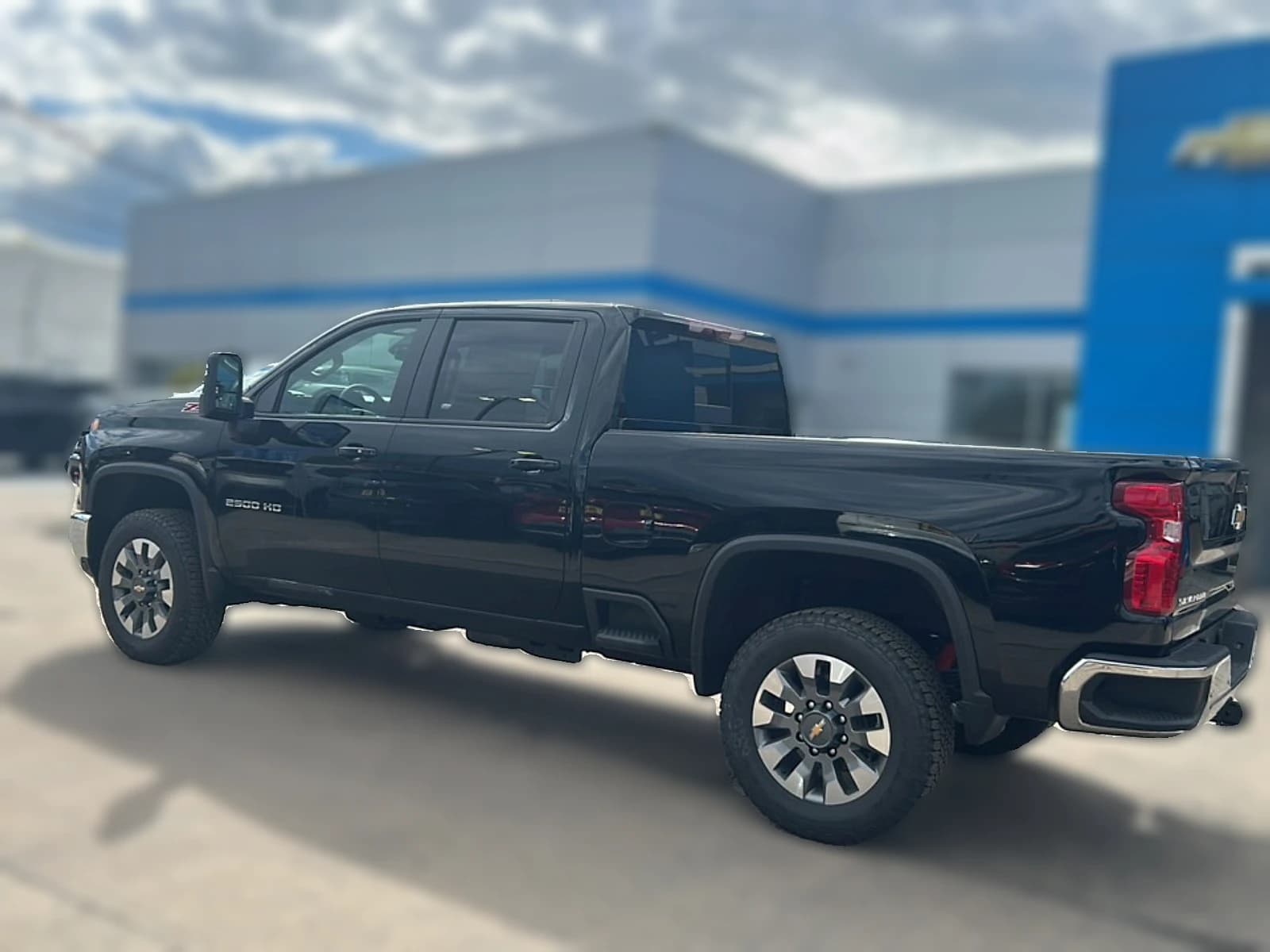Chevrolet Silverado 2500HD LT 4WD Crew Cab 159" 2026 — side view