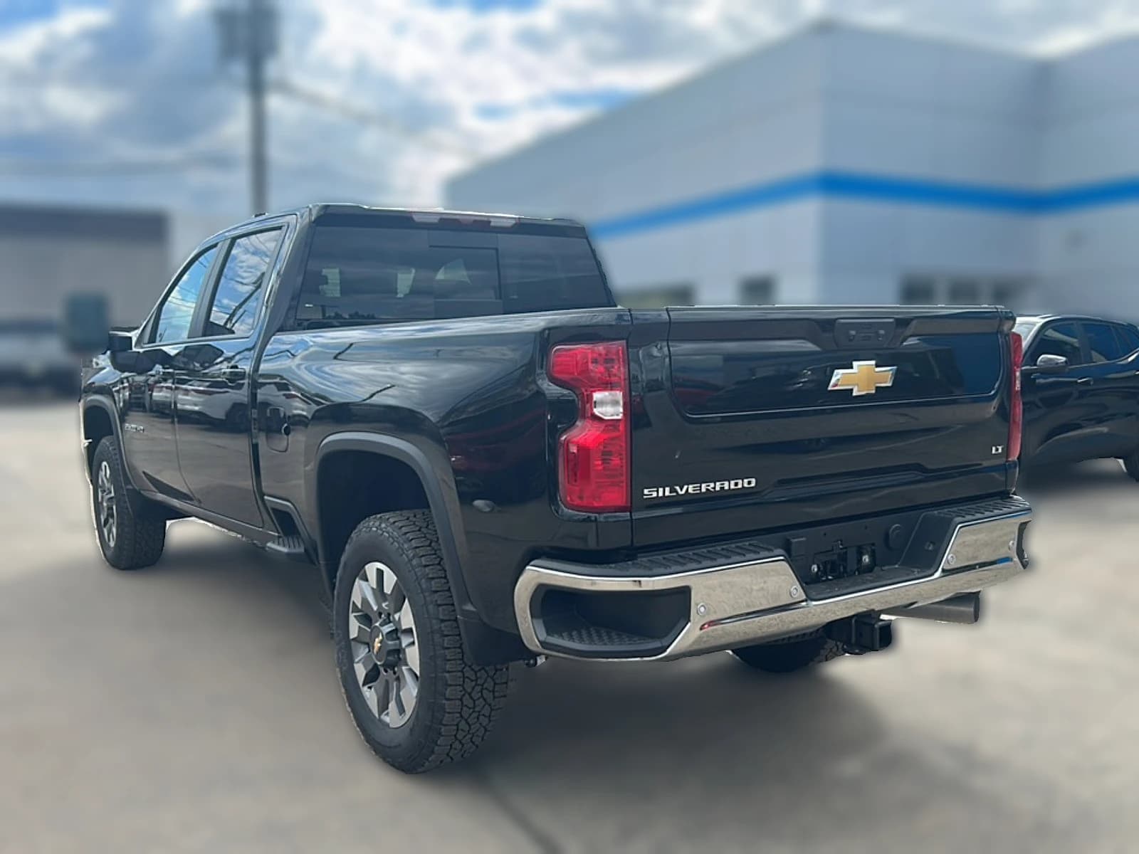 Chevrolet Silverado 2500HD LT 4WD Crew Cab 159" 2026 — side view