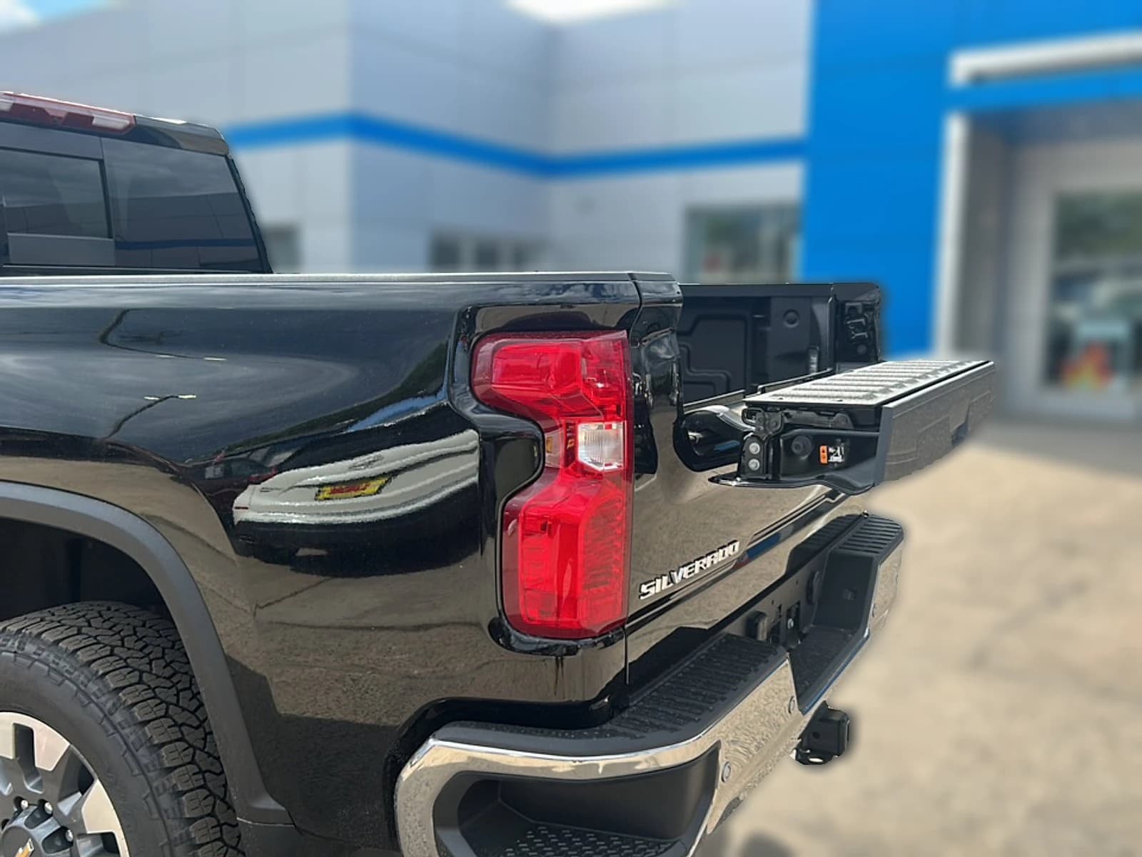 Chevrolet Silverado 2500HD LT 4WD Crew Cab 159" 2026 — side view
