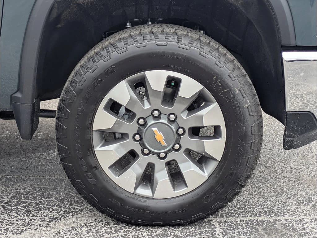 Chevrolet Silverado 2500HD LT 4WD Crew Cab 159" 2026 — side view